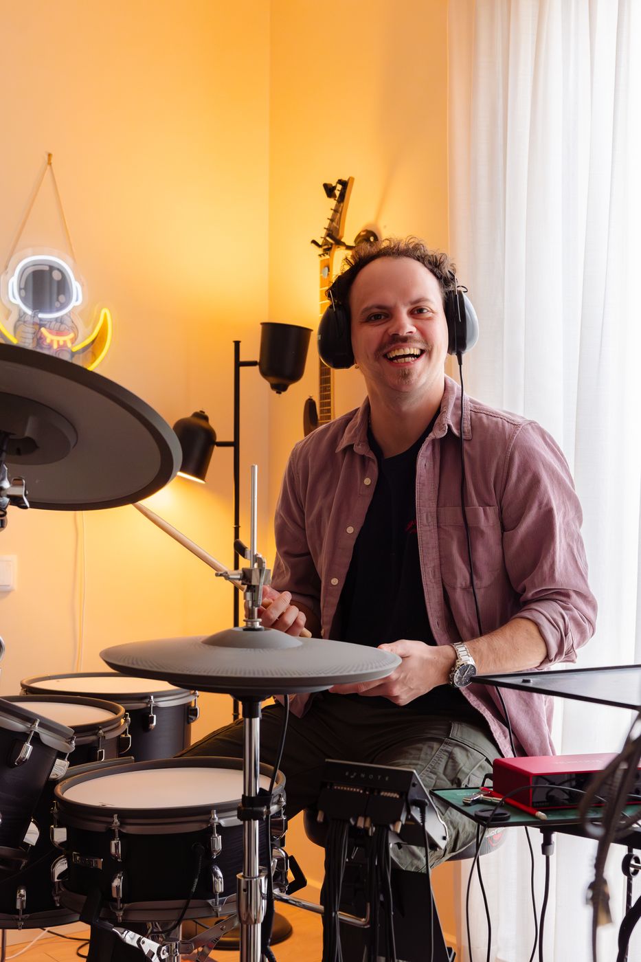 Simon Potet souriant, casque sur les oreilles, derrière sa batterie électronique